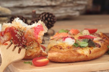 İtalyan pizza ahşap arka plan üzerinde lezzetlidir.