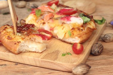 İtalyan pizza ahşap arka plan üzerinde lezzetlidir.