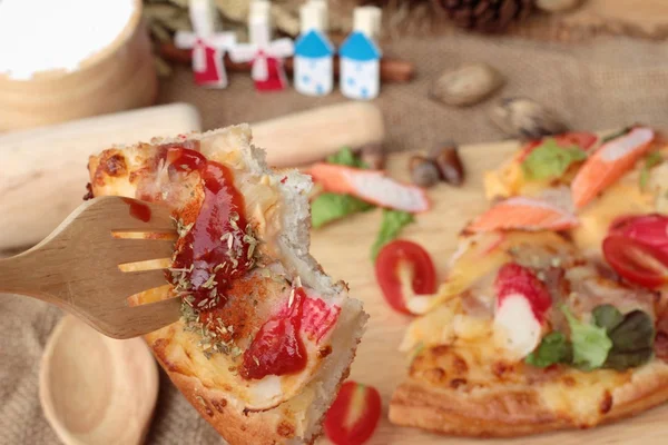 Итальянская пицца восхитительна на деревянном фоне . — стоковое фото
