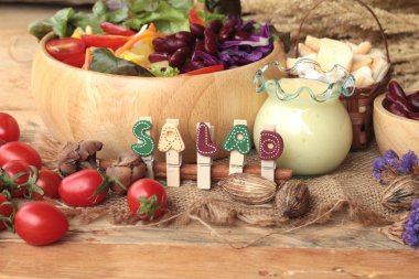 Taze salata sosu ile bir lezzetlidir .