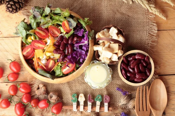 Frischer Salat mit Dressing ist eine köstliche . — Stockfoto