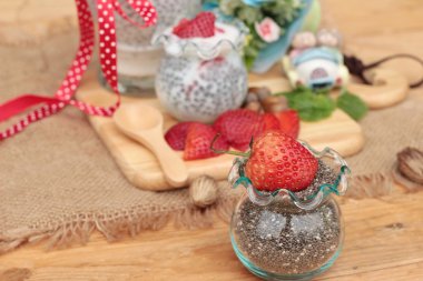 Chia tohumu süt ve taze çilek ile.