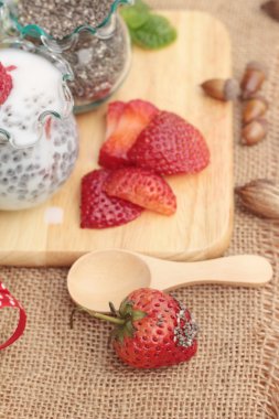 Chia tohumu süt ve taze çilek ile.