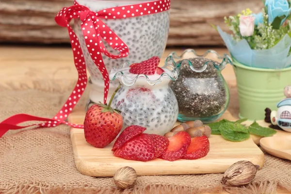 Semillas de chía con leche y fresas frescas . —  Fotos de Stock