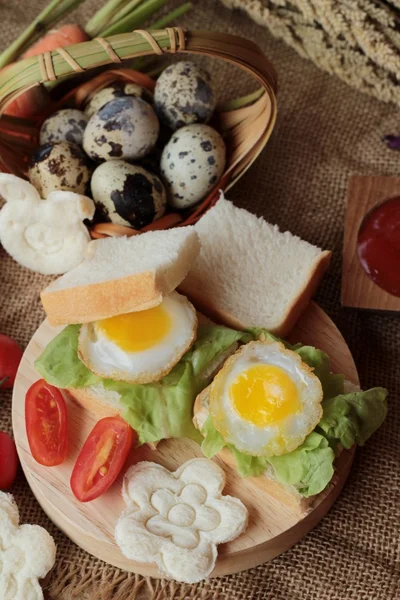 Sendvičový chléb s křepelčími vejci lahodné. — Stock fotografie