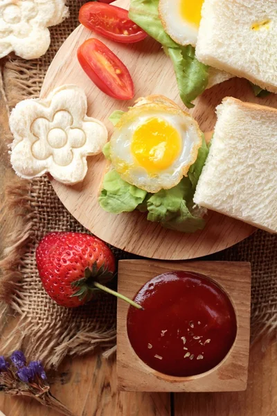 Smörgås bröd med vaktelägg av läckra. — Stockfoto