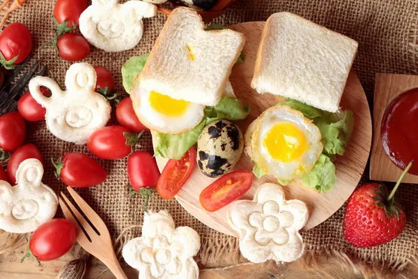 Sandwichbrot mit Wachteleiern von köstlichen. — Stockfoto