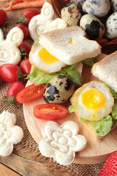 Pan sándwich con huevos de codorniz de delicioso . — Foto de Stock