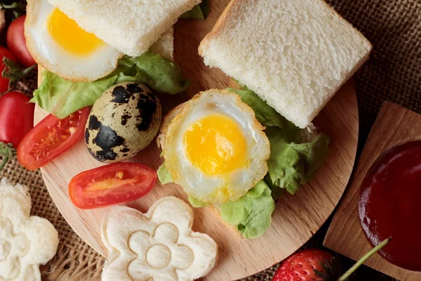 Pan sándwich con huevos de codorniz de delicioso . — Foto de Stock