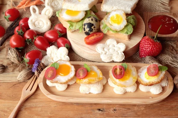 Pão de sanduíche com ovos de codorna de delicioso . — Fotografia de Stock