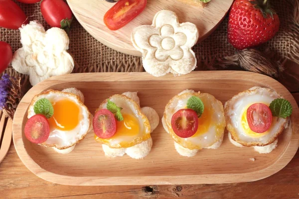 Pan sándwich con huevos de codorniz de delicioso . — Foto de Stock