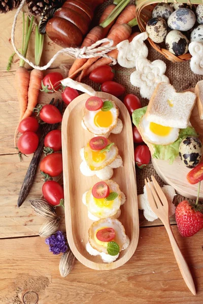 Sandwich bread with quail eggs of delicious. — Stock Photo, Image