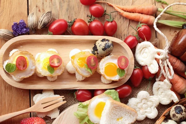 Sandwichbrot mit Wachteleiern von köstlichen. — Stockfoto