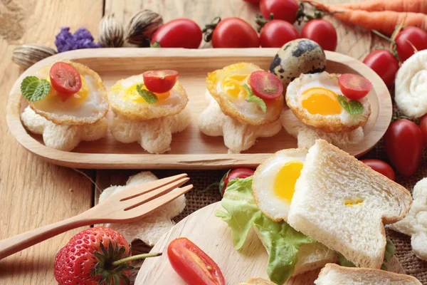 Pan sándwich con huevos de codorniz de delicioso . — Foto de Stock