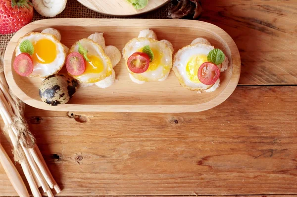 Pan sándwich con huevos de codorniz de delicioso . — Foto de Stock