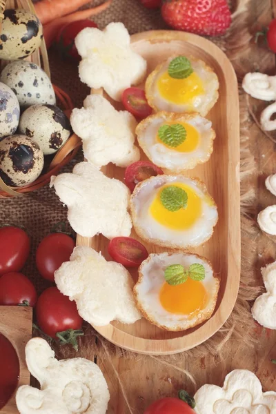 Sandwichbrot mit Wachteleiern von köstlichen. — Stockfoto