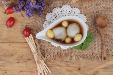 Çin tatlı, yapışkan pirinç topları zencefil çorbası