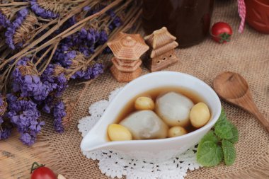 Çin tatlı, yapışkan pirinç topları zencefil çorbası