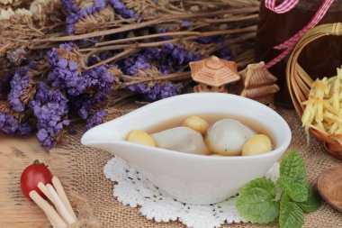 Çin tatlı, yapışkan pirinç topları zencefil çorbası