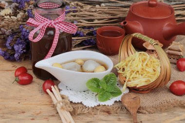 Çin tatlı, yapışkan pirinç topları zencefil çorbası