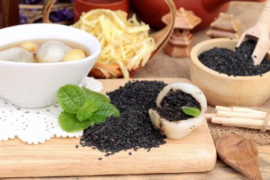 Çin tatlı, yapışkan pirinç topları zencefil çorbası