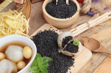 Çin tatlı, yapışkan pirinç topları zencefil çorbası