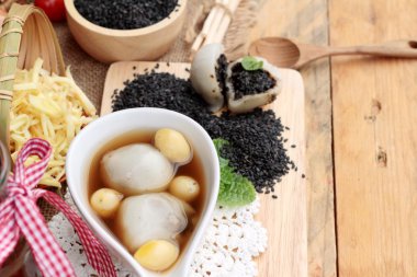 Çin tatlı, yapışkan pirinç topları zencefil çorbası