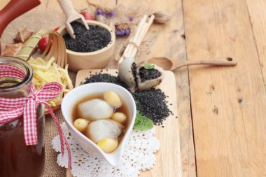 Çin tatlı, yapışkan pirinç topları zencefil çorbası