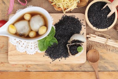 Çin tatlı, yapışkan pirinç topları zencefil çorbası