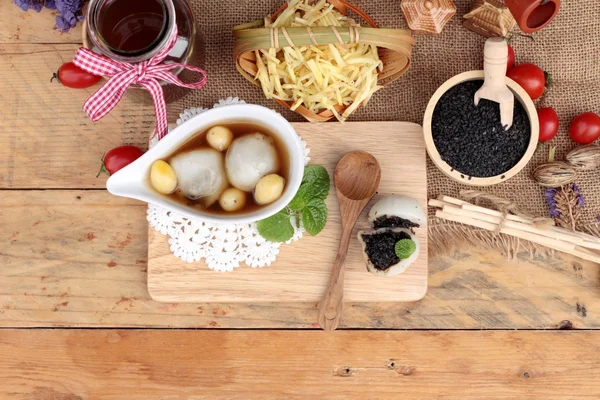 Postre chino, bolas de arroz glutinoso en sopa de jengibre — Foto de Stock