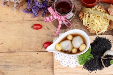 Çin tatlı, yapışkan pirinç topları zencefil çorbası