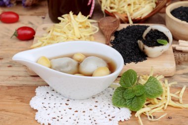 Çin tatlı, yapışkan pirinç topları zencefil çorbası