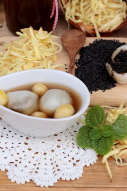 Çin tatlı, yapışkan pirinç topları zencefil çorbası