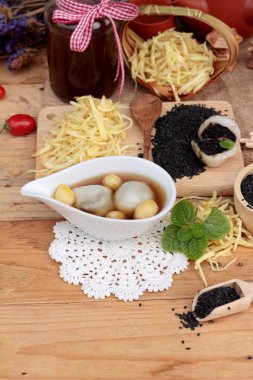 Çin tatlı, yapışkan pirinç topları zencefil çorbası