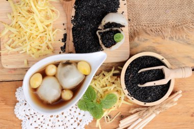 Çin tatlı, yapışkan pirinç topları zencefil çorbası