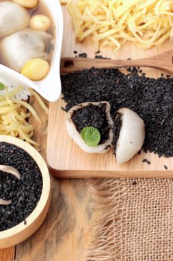 Çin tatlı, yapışkan pirinç topları zencefil çorbası