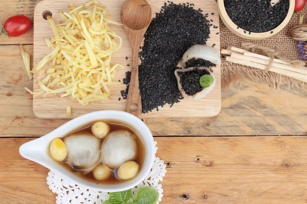 Chinesisches Dessert, klebrige Reisbällchen in Ingwersuppe — Stockfoto