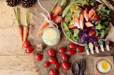 Taze salata ve lezzetli giyinme ile yumurta