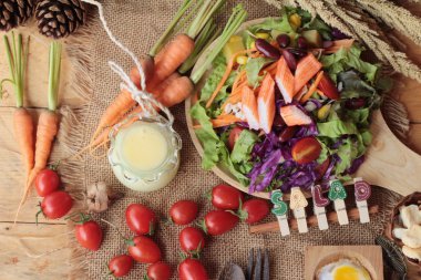 Taze salata ve lezzetli giyinme ile yumurta