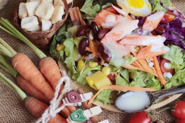 Taze salata ve lezzetli giyinme ile yumurta