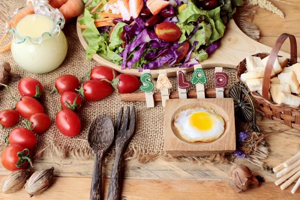 Ensalada fresca y huevo con aderezo delicioso . — Foto de Stock