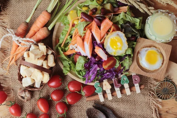 Frischer Salat und Ei mit Dressing lecker — Stockfoto