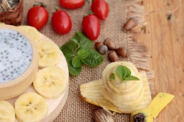 Chia tohumu süt ve muz lezzetli