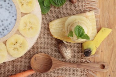 Chia tohumu süt ve muz lezzetli