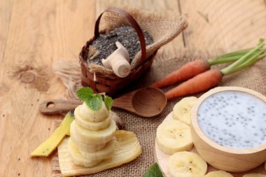 Chia tohumu süt ve muz lezzetli