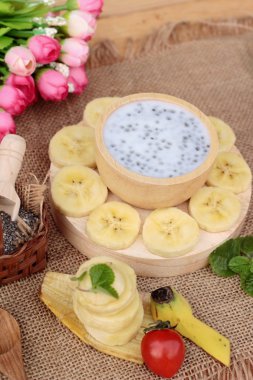 Chia tohumu süt ve muz lezzetli