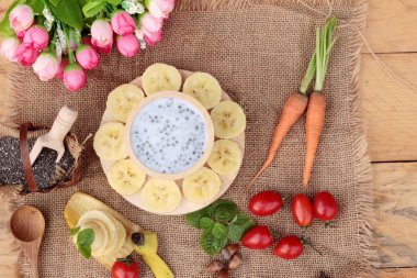 Chia tohumu süt ve muz lezzetli