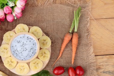 Chia tohumu süt ve muz lezzetli