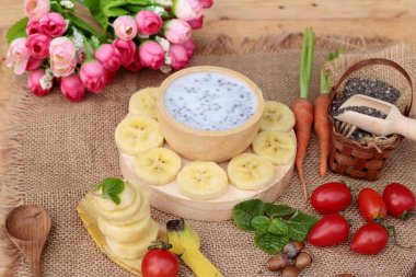 Chia tohumu süt ve muz lezzetli