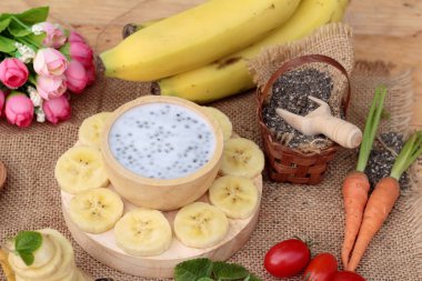 Chia tohumu süt ve muz lezzetli